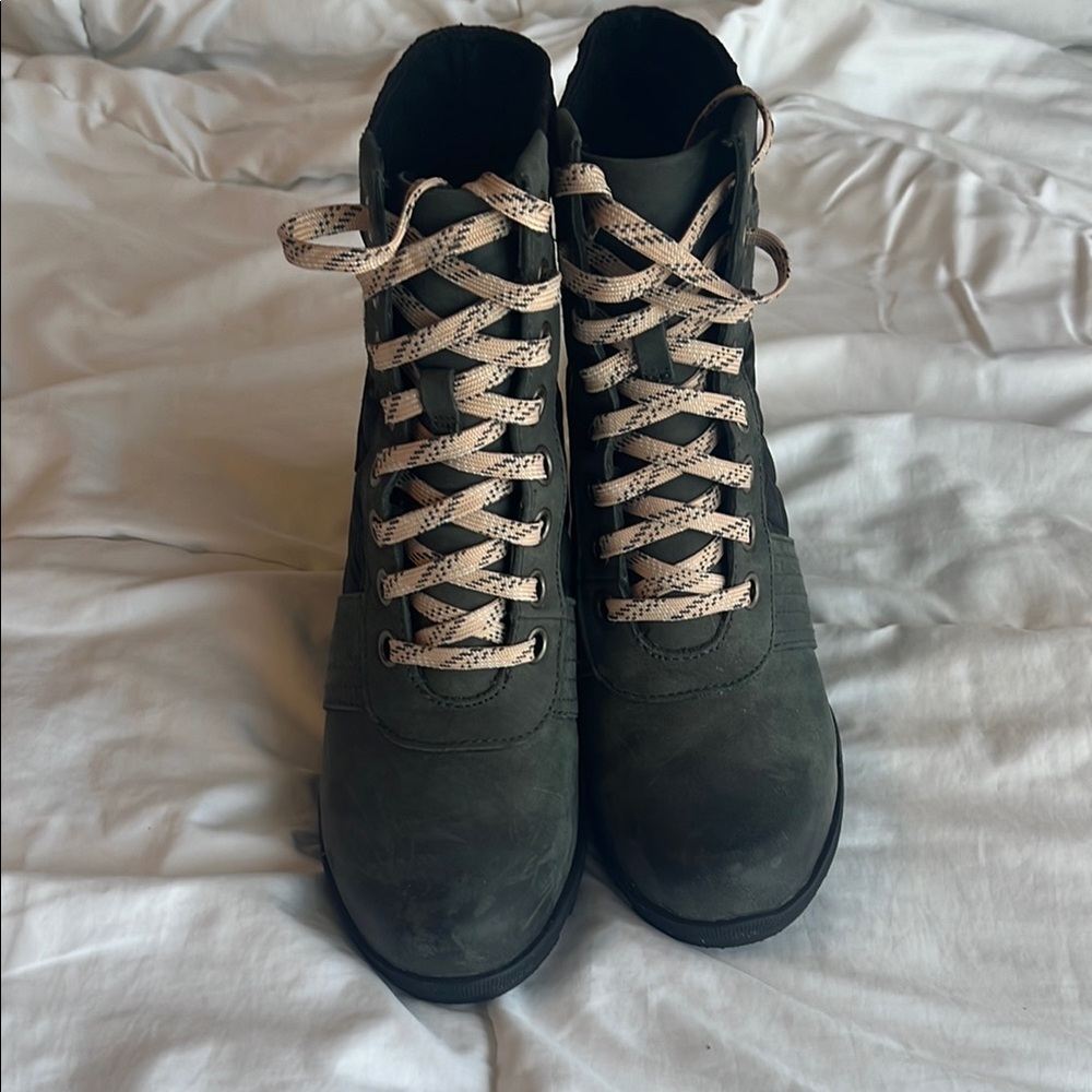 Sorel Quilted Lace-Up Wedge Boots in Olive Green with Cream Laces - Picture 3 of 5